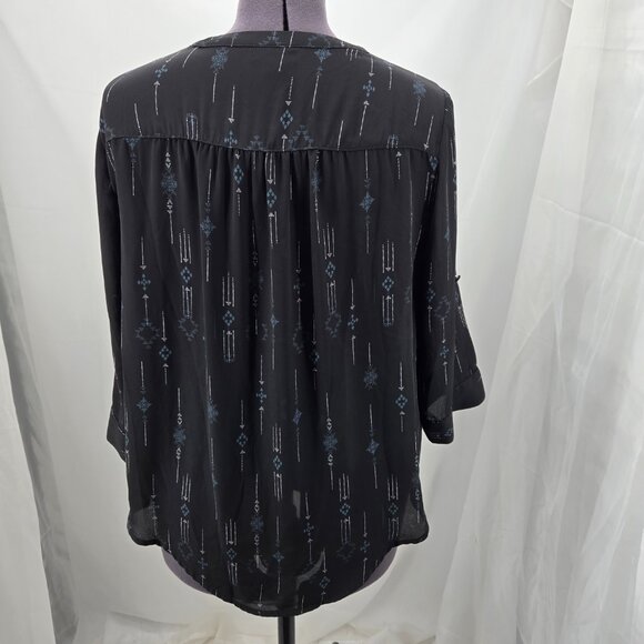 810-47 Torrid Black Geometric Arrow Print V-Neck Top Size 0 (Large 12) - Picture 6 of 10